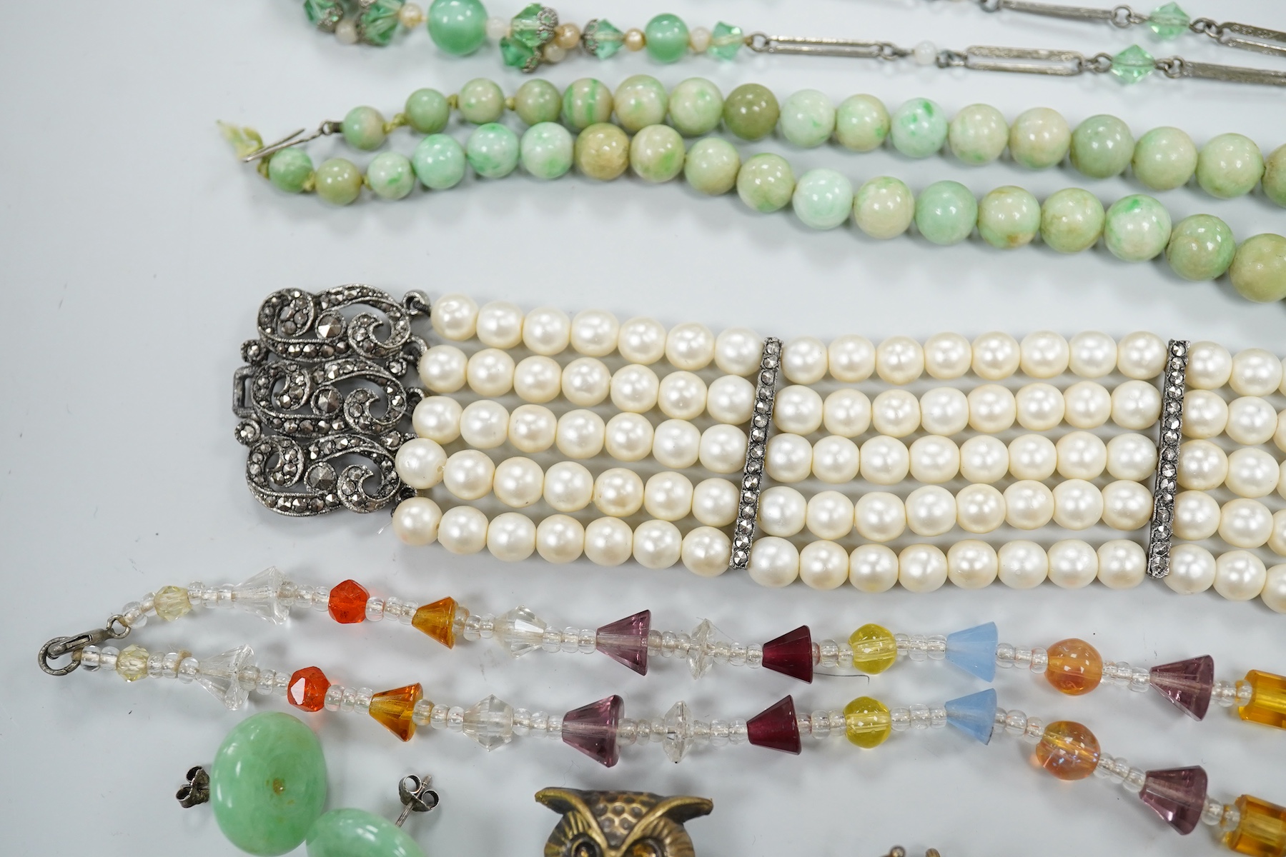 A simulated pearl bracelet and other jewellery including earrings, brooches, jade necklace, etc.